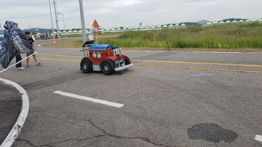 지난 6일 경기도 화성시 송산면 한국교통안전공단 자동차안전연구원 내 K-CITY에서 열린 2019 국제 대학생 창작자동차 경진대회에서 성균관대 헤븐팀의 자율차인 다함께 차차차가 출발하고 있다.<박상길 기자>